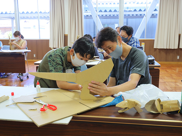 夏休み子ども講座「段ボールで恐竜を作ろう」の写真