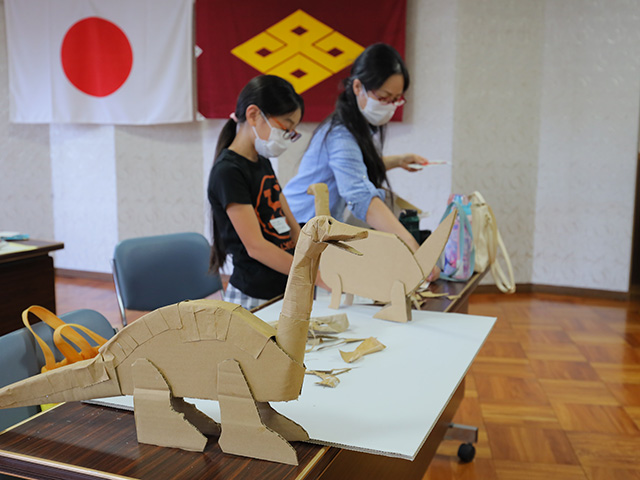 夏休み子ども講座「段ボールで恐竜を作ろう」の写真