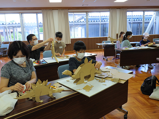 夏休み子ども講座「段ボールで恐竜を作ろう」の写真