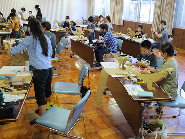 夏休み子ども講座「段ボールで恐竜を作ろう」の写真