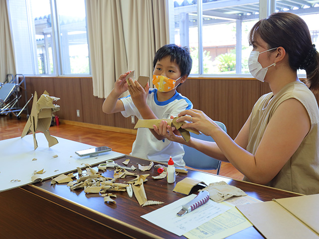 夏休み子ども講座「段ボールで恐竜を作ろう」の写真