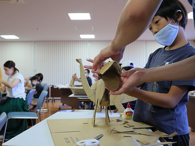 夏休み子ども講座「段ボールで恐竜を作ろう」の写真