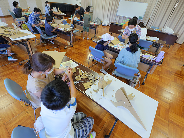 夏休み子ども講座「段ボールで恐竜を作ろう」の写真