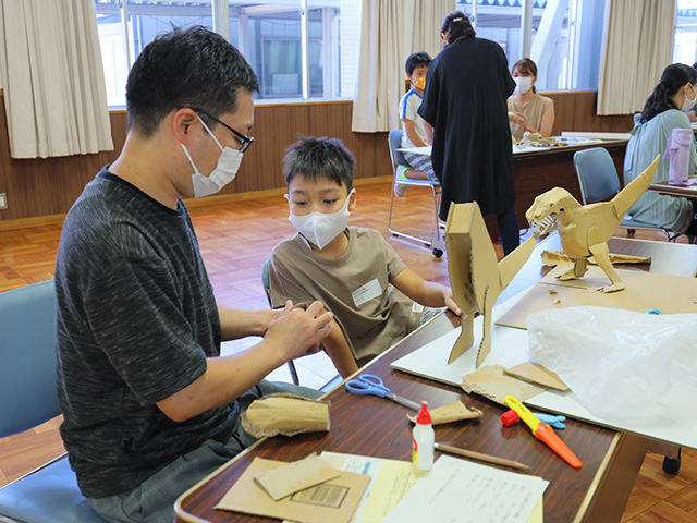 夏休み子ども講座「段ボールで恐竜を作ろう」の写真