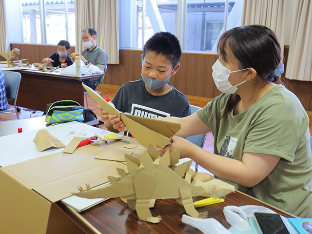 夏休み子ども講座「段ボールで恐竜を作ろう」の写真