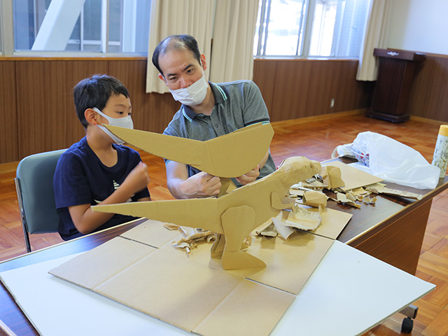 夏休み子ども講座「段ボールで恐竜を作ろう」の写真