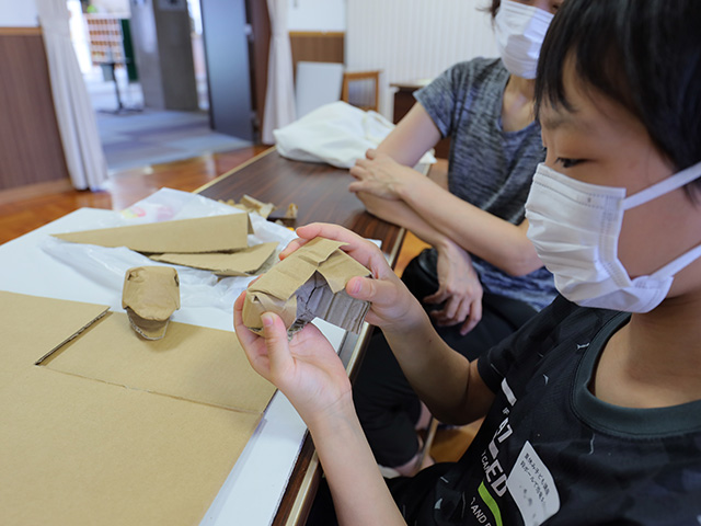 夏休み子ども講座「段ボールで恐竜を作ろう」の写真