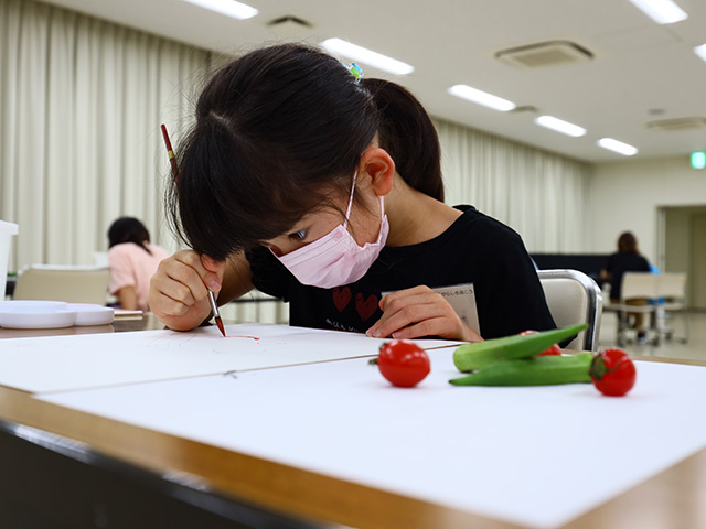 夏休み子ども講座「ミニトマトや赤とうがらしを描こう」の写真