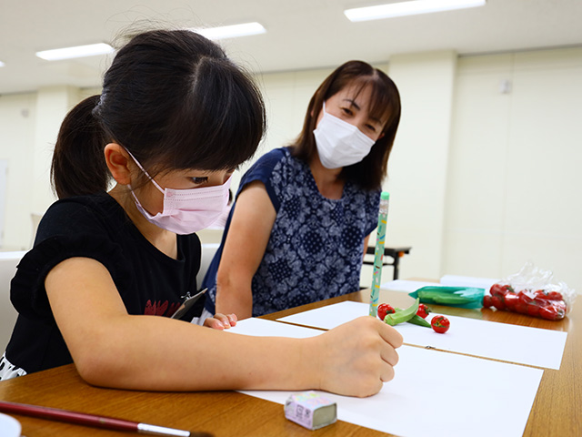 夏休み子ども講座「ミニトマトや赤とうがらしを描こう」の写真