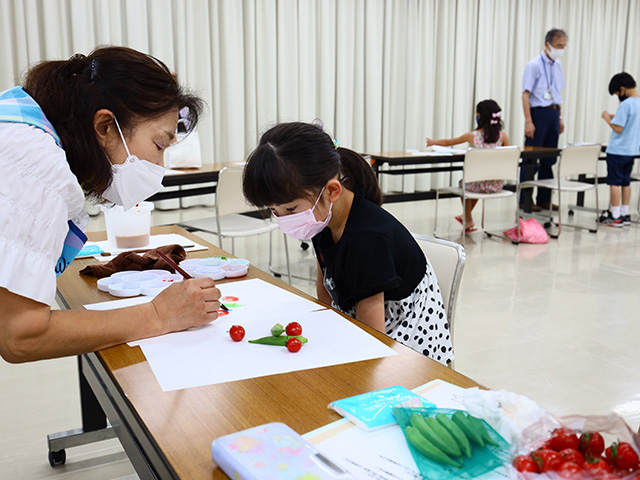 夏休み子ども講座「ミニトマトや赤とうがらしを描こう」の写真