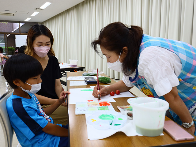 夏休み子ども講座「ミニトマトや赤とうがらしを描こう」の写真