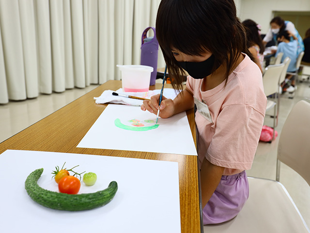 夏休み子ども講座「ミニトマトや赤とうがらしを描こう」の写真