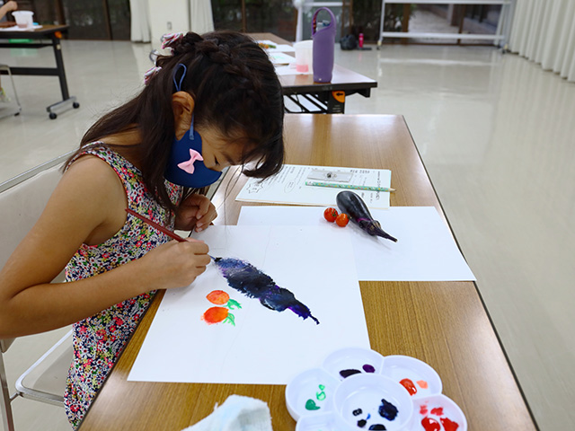 夏休み子ども講座「ミニトマトや赤とうがらしを描こう」の写真