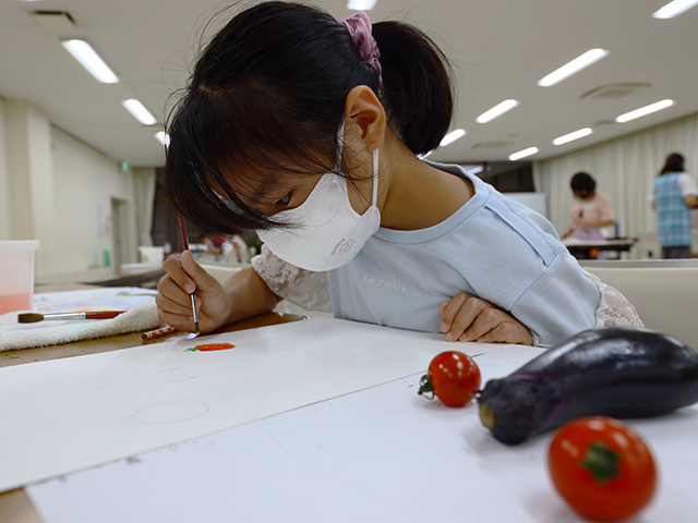 夏休み子ども講座「ミニトマトや赤とうがらしを描こう」の写真