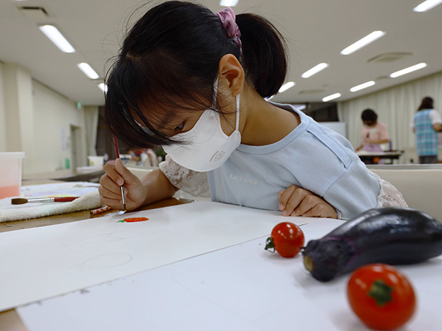 夏休み子ども講座「ミニトマトや赤とうがらしを描こう」の写真