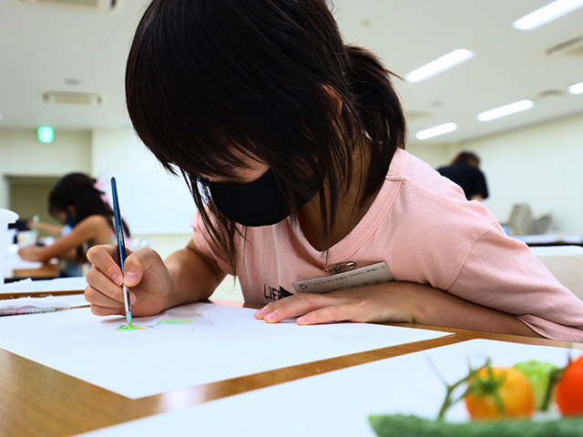 夏休み子ども講座「ミニトマトや赤とうがらしを描こう」の写真