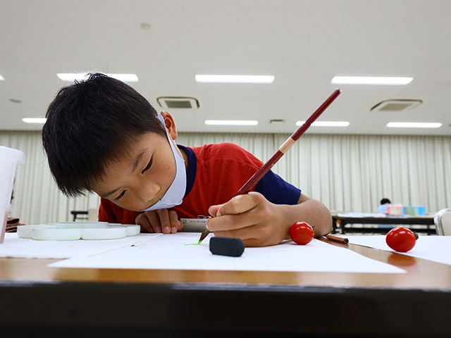 夏休み子ども講座「ミニトマトや赤とうがらしを描こう」の写真