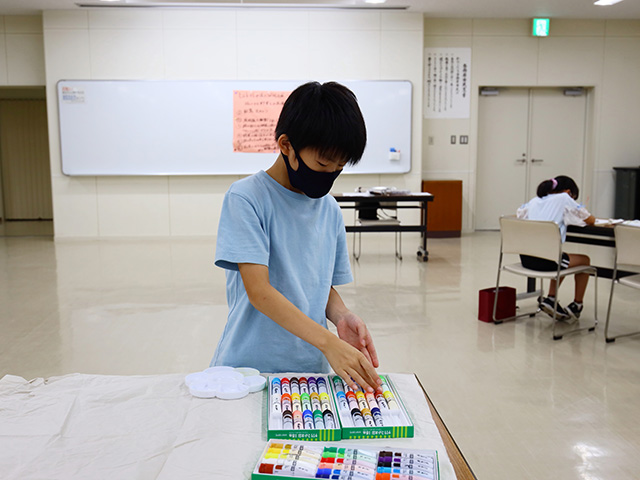 夏休み子ども講座「ミニトマトや赤とうがらしを描こう」の写真