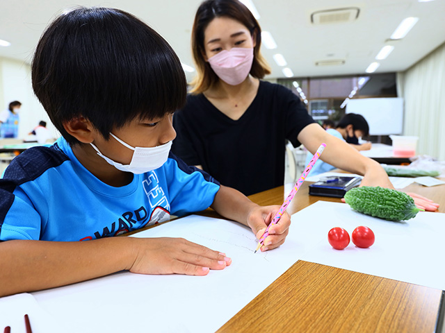 夏休み子ども講座「ミニトマトや赤とうがらしを描こう」の写真