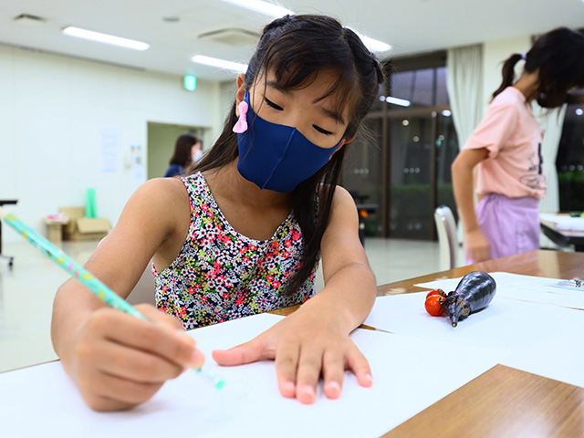 夏休み子ども講座「ミニトマトや赤とうがらしを描こう」の写真