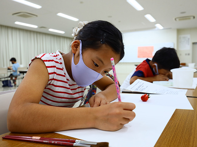 夏休み子ども講座「ミニトマトや赤とうがらしを描こう」の写真