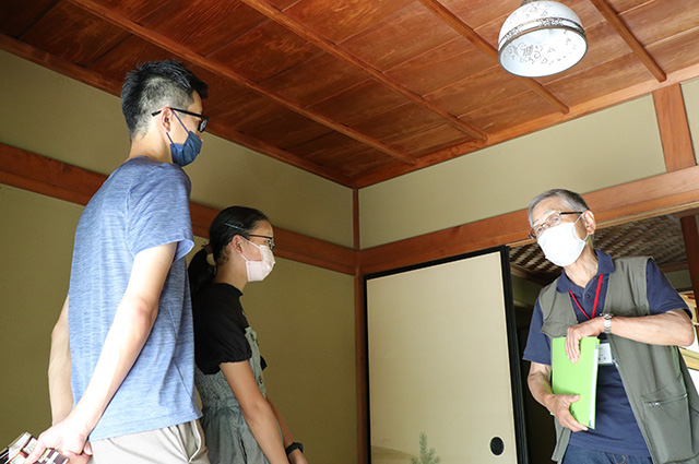 夏休み子ども講座「萬松園と貞照寺の親子見学会」の写真