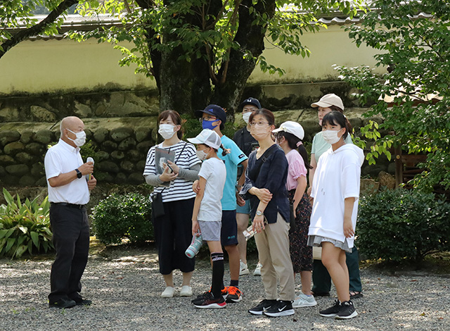 夏休み子ども講座「萬松園と貞照寺の親子見学会」の写真