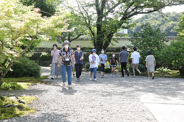 夏休み子ども講座「萬松園と貞照寺の親子見学会」の写真