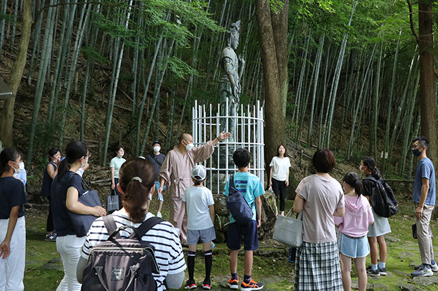 夏休み子ども講座「萬松園と貞照寺の親子見学会」の写真