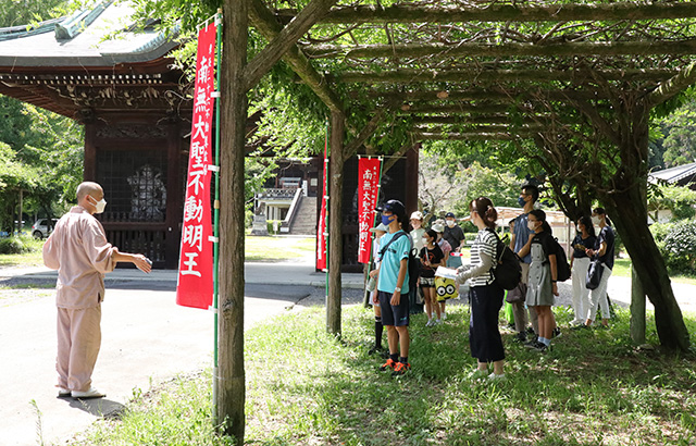 夏休み子ども講座「萬松園と貞照寺の親子見学会」の写真