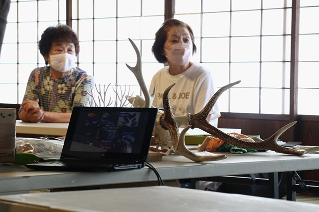自然体験塾「お母さんハンターによるワークショップ～鹿の角のクラフト～」の写真