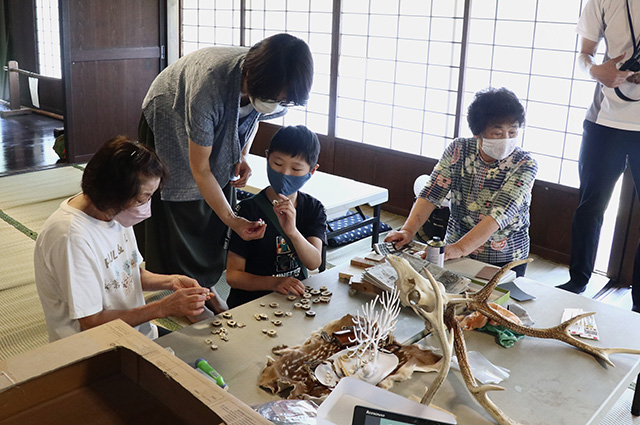 自然体験塾「お母さんハンターによるワークショップ～鹿の角のクラフト～」の写真