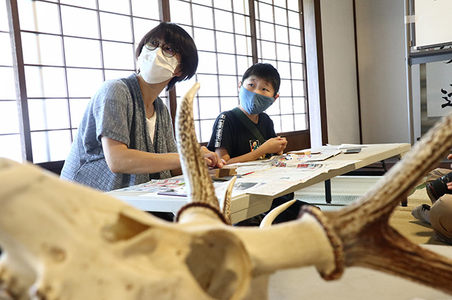 自然体験塾「お母さんハンターによるワークショップ～鹿の角のクラフト～」の写真