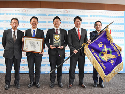 東海学院大学軟式野球部と市長との写真