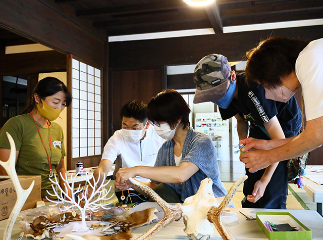 自然体験塾「お母さんハンターによるワークショップ～鹿の角のクラフト～」の写真