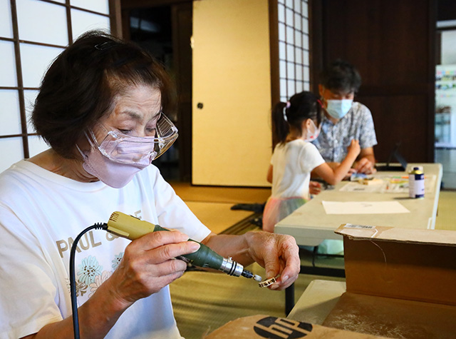 自然体験塾「お母さんハンターによるワークショップ～鹿の角のクラフト～」の写真