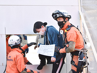 消防職員が救助をしている写真