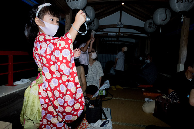 「親子で観覧木曽川夜鵜飼」の写真