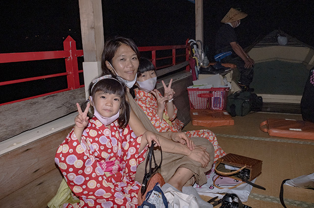 「親子で観覧木曽川夜鵜飼」の写真