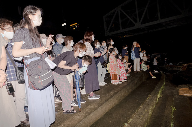 「親子で観覧木曽川夜鵜飼」の写真