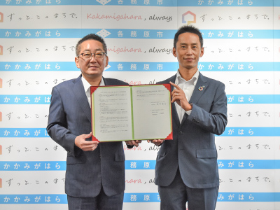 株式会社スギ薬局常務取締役 杉浦伸哉さんと浅野市長が協定書を持っている写真