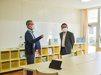 施設内を見て回る市長の写真