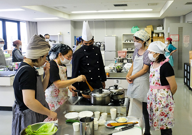 国際料理講座「スパイスカレーにチャレンジ」の写真