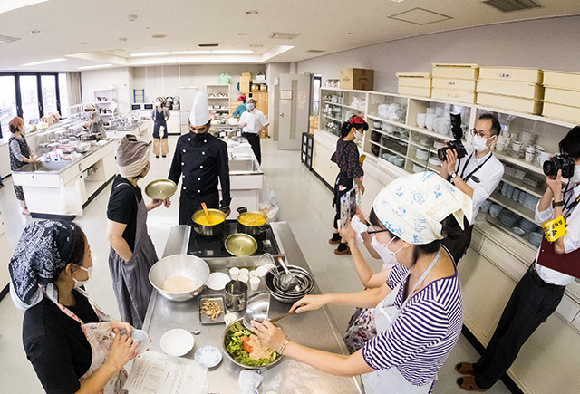 国際料理講座「スパイスカレーにチャレンジ」の写真