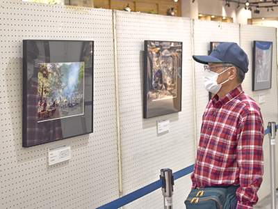 市民カメラマン写真展の作品を楽しむ来場者