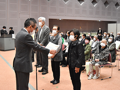 浅野市長が受賞者に賞状を渡している写真