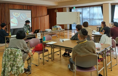 講師の青井健悟さんとモデレーターの戸高翼さんのお話を聞く参加者の様子