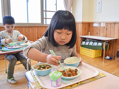 にんじん給食を食べている写真