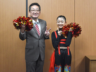 浅野市長と山本さんがポーズしている写真