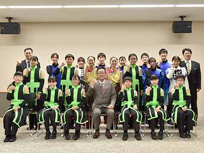 各務野さくらマーチングバンドと東海学院大学Jr.マーチングバンドの集合写真